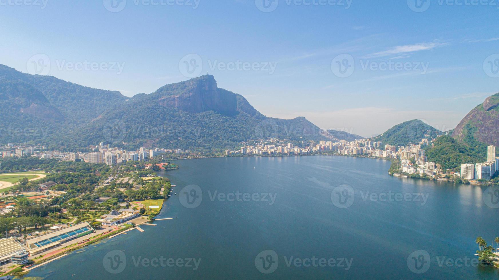 vista aérea de la laguna de agua salada del lago rodrigo de freitas en la ciudad de río de janeiro. se puede ver la estatua de cristo redentor en el fondo. foto