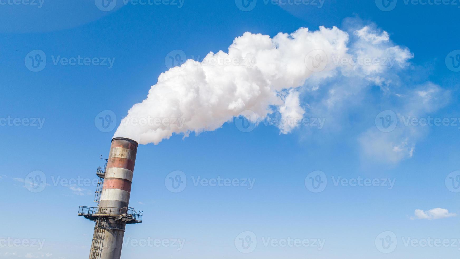 contaminación del aire de la chimenea de la planta de energía. humo sucio en el cielo, problemas ecológicos. foto