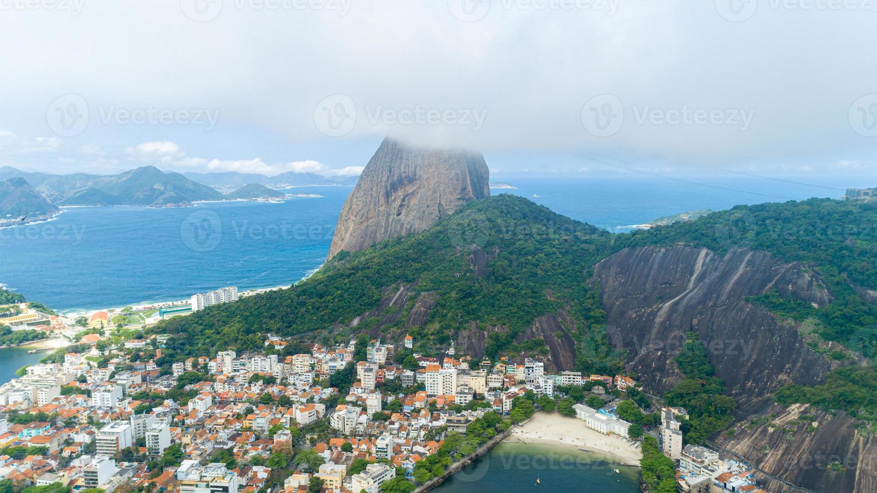 vista del pan de azúcar, el corcovado y la bahía de guanabara, río de janeiro, brasil foto