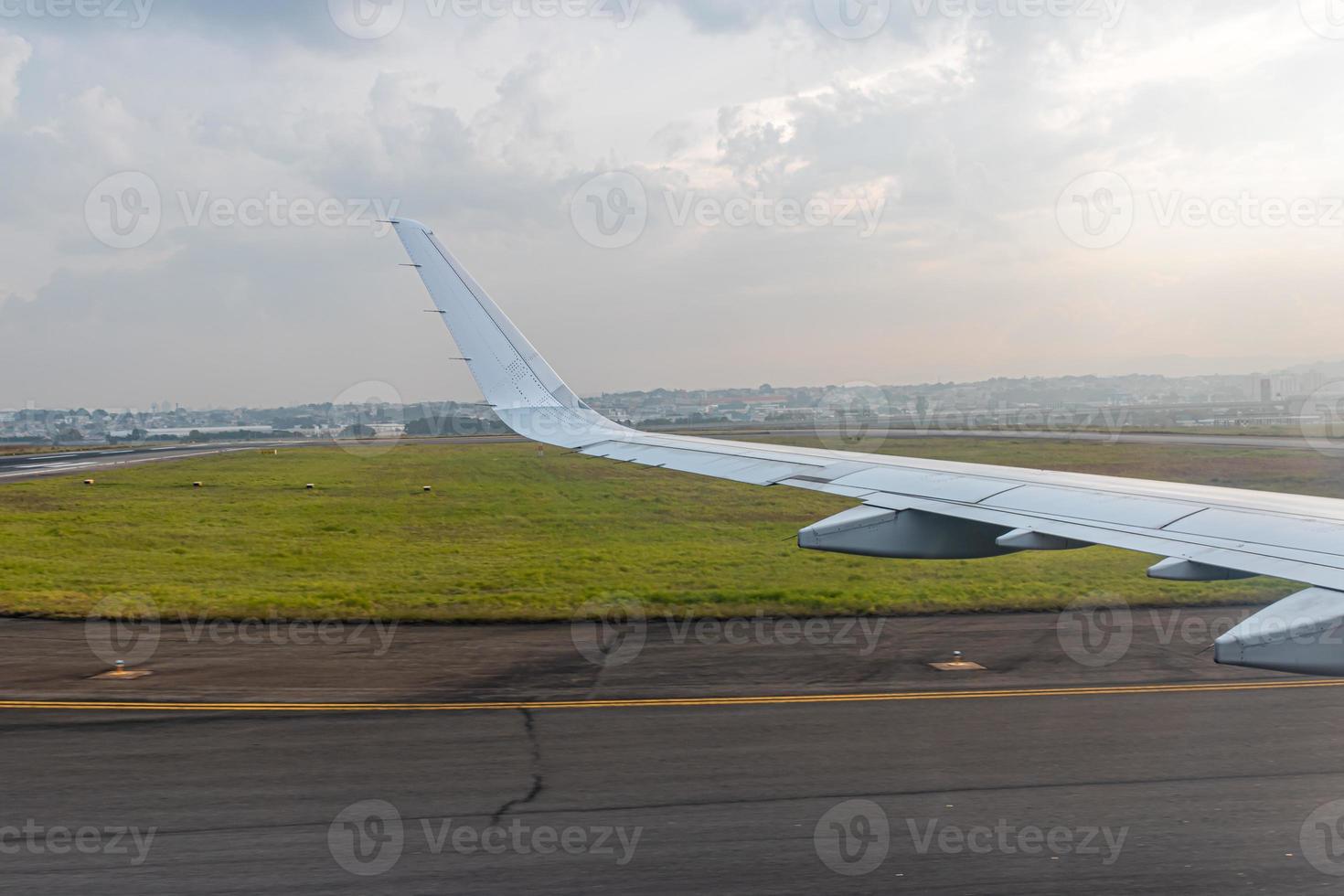 gran avión comercial despegando o aterrizando en el aeropuerto de guarulhos, brasil. foto