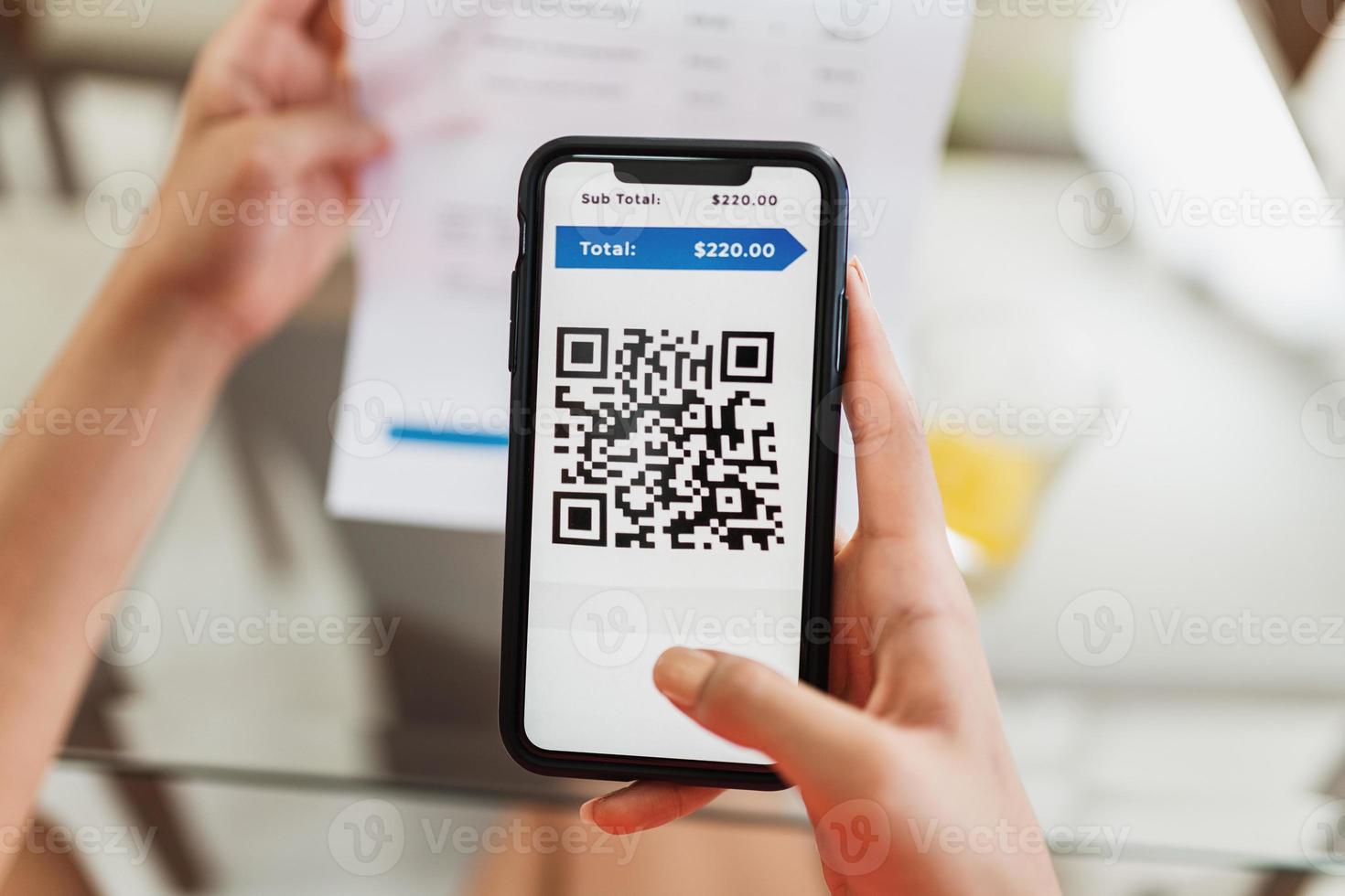 nueva forma de pago de recibos y facturas en brasil. mujer sosteniendo teléfono celular con aplicación pix con código qr, x primer plano de la pantalla. foto