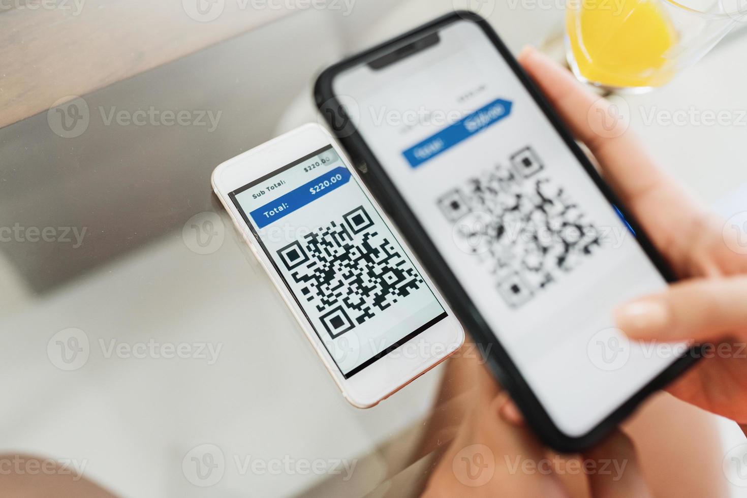 nueva forma de pago de recibos y facturas en brasil. mujer sosteniendo teléfono celular con aplicación pix con código qr, x primer plano de la pantalla. foto