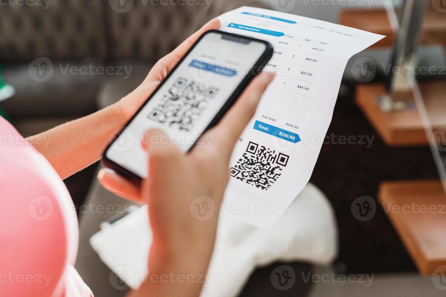nueva forma de pago de recibos y facturas en brasil. mujer sosteniendo teléfono celular con aplicación pix con código qr, x primer plano de la pantalla. foto