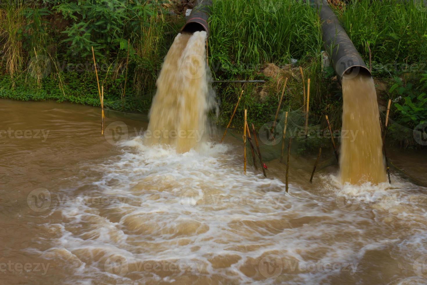 alcantarillado de desenfoque de flujo de agua. foto