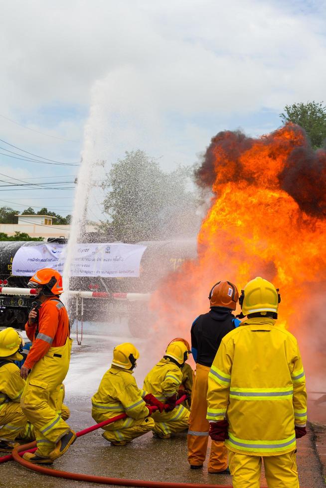 los bomberos extinguen el tren de aceite. foto