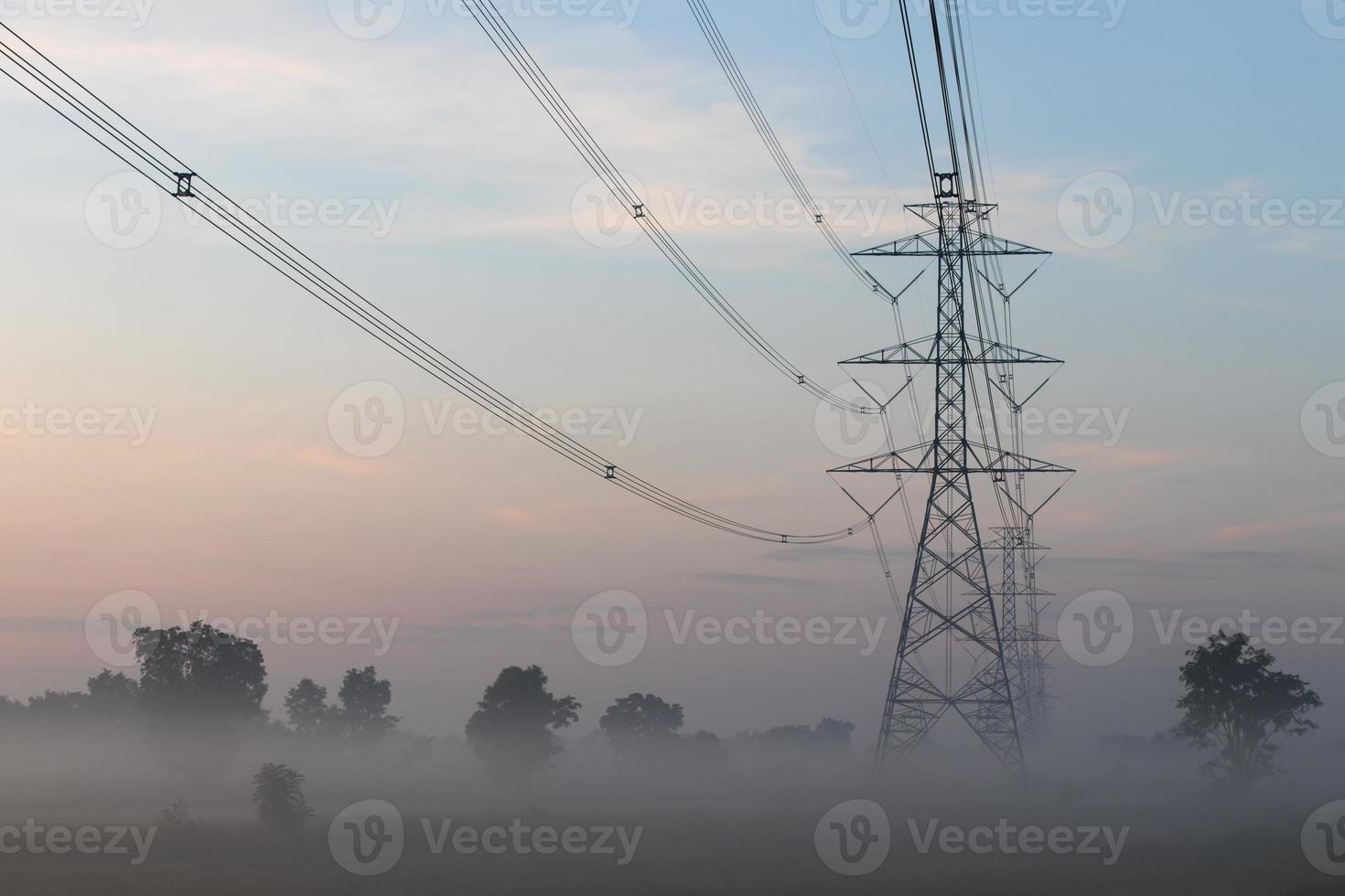 poste de alto voltaje con niebla pesada. foto