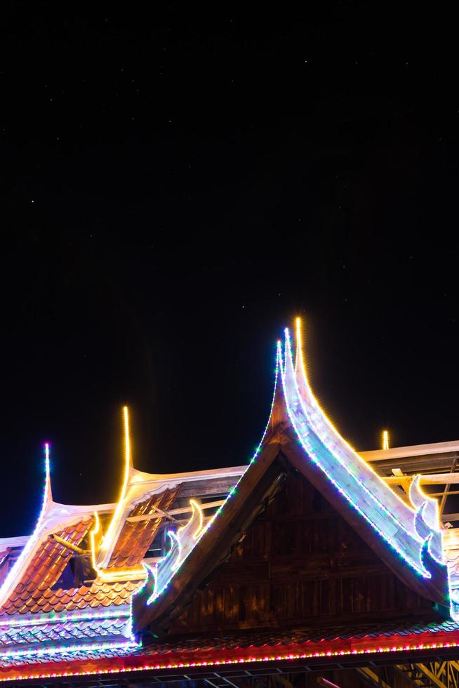 luces intermitentes en el techo del templo. foto