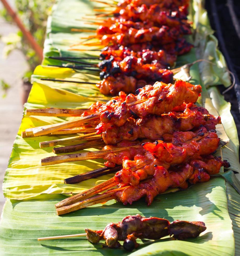 pollo a la parrilla en una hoja de plátano foto