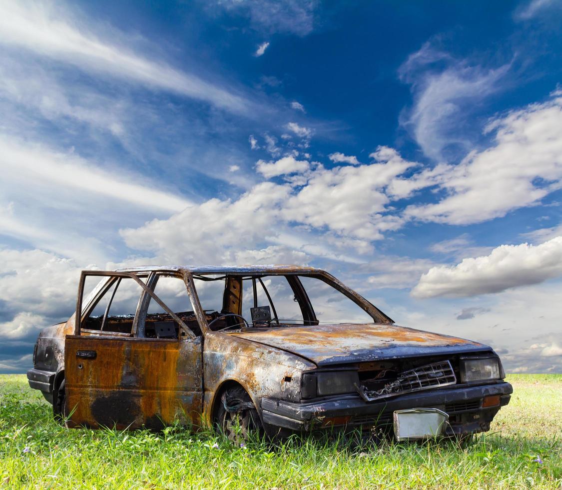 daños por incendio de coche bajo el cielo. foto