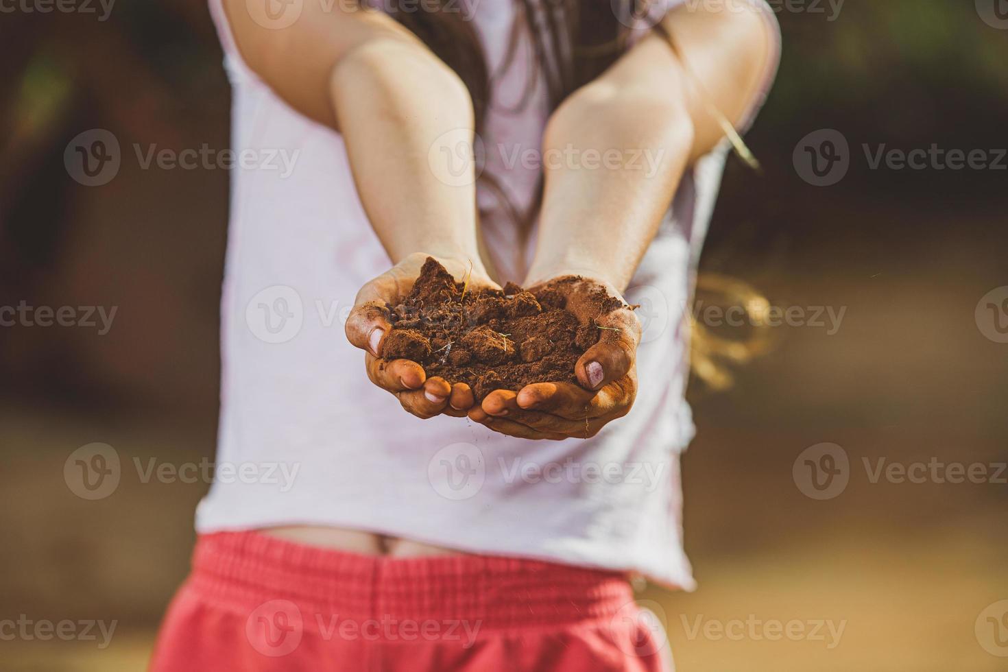 niño mano sosteniendo el suelo, prepárate para plantar el árbol. agrario con suelo en sus manos, concepto de control de calidad, negocio agrario, cultivo de alimentos. niños. foto