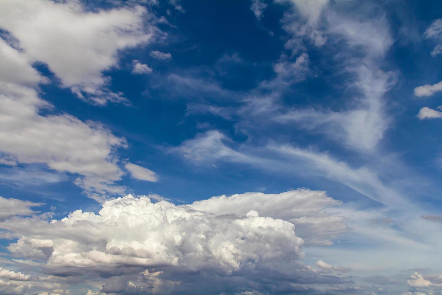 las nubes de la tarde se desplazan foto