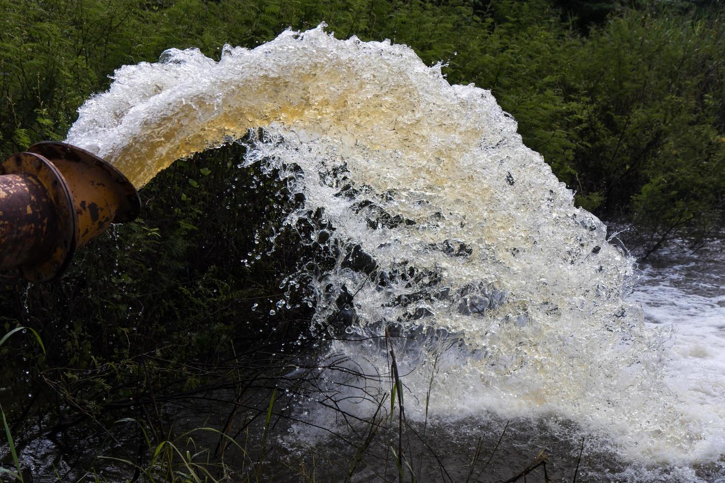 agua que fluye de la tubería. foto