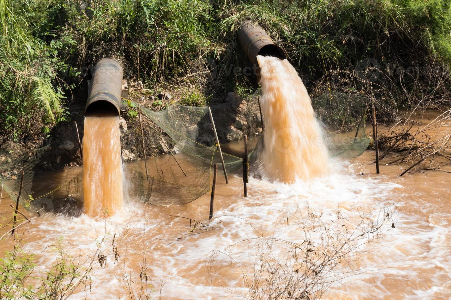 alcantarillado de salida de agua rápidamente. foto