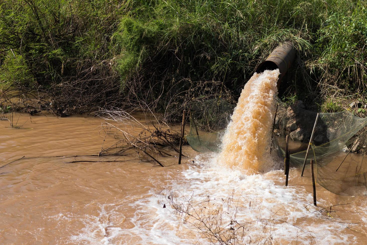 drena en el canal. foto