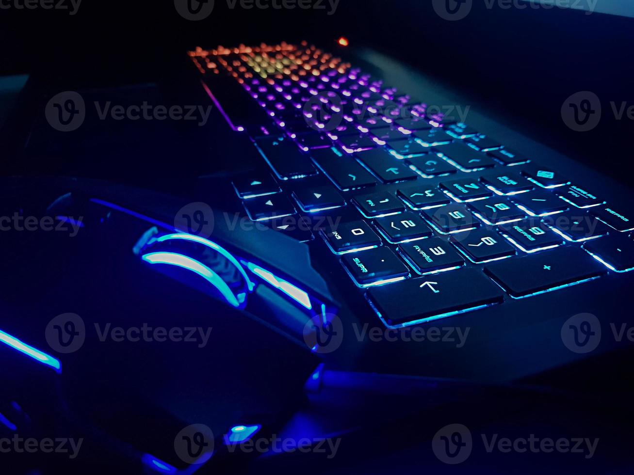 jugador de teclado y mouse en juego en línea foto