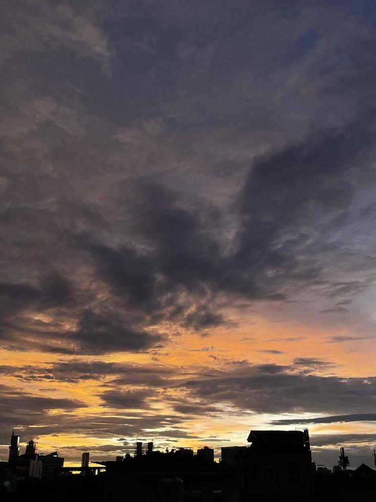 cielo crepuscular muy hermoso, una mezcla de colores naranja y azul. hermosa vista del cielo de la tarde. nubes, cielo y arcoíris que adornan el ambiente de la tarde. vista nocturna en Yakarta. difuminar foto