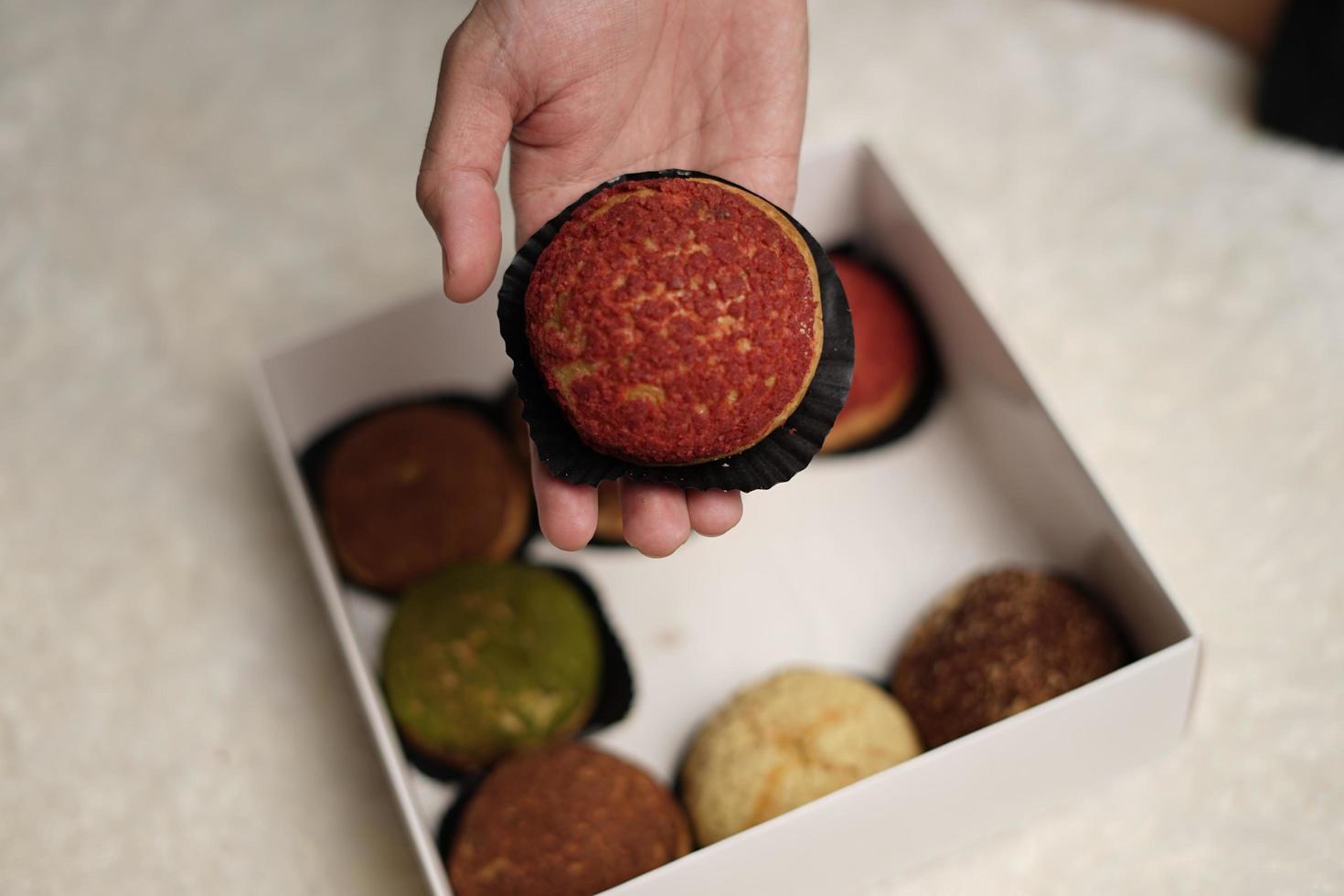 El craquelin choux es un canutillo japonés con una capa crujiente que tiene un sabor dulce y cremoso. creampuffs que contienen varios sabores de fla, vainilla, chocolate, matcha. eid cestas o paquetes. desenfoque de enfoque foto