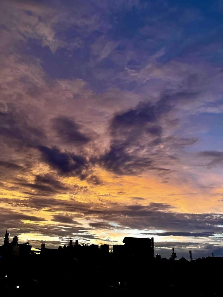 cielo crepuscular muy hermoso, una mezcla de colores naranja y azul. hermosa vista del cielo de la tarde. nubes, cielo y arcoíris que adornan el ambiente de la tarde. vista nocturna en Yakarta. difuminar foto