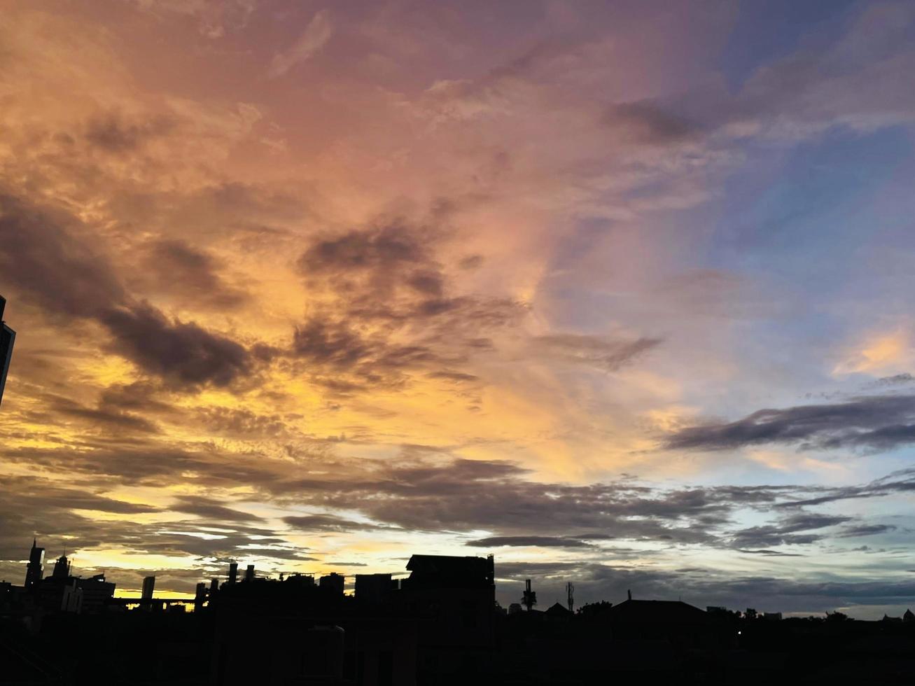 cielo crepuscular muy hermoso, una mezcla de colores naranja y azul. hermosa vista del cielo de la tarde. nubes, cielo y arcoíris que adornan el ambiente de la tarde. vista nocturna en Yakarta. difuminar foto