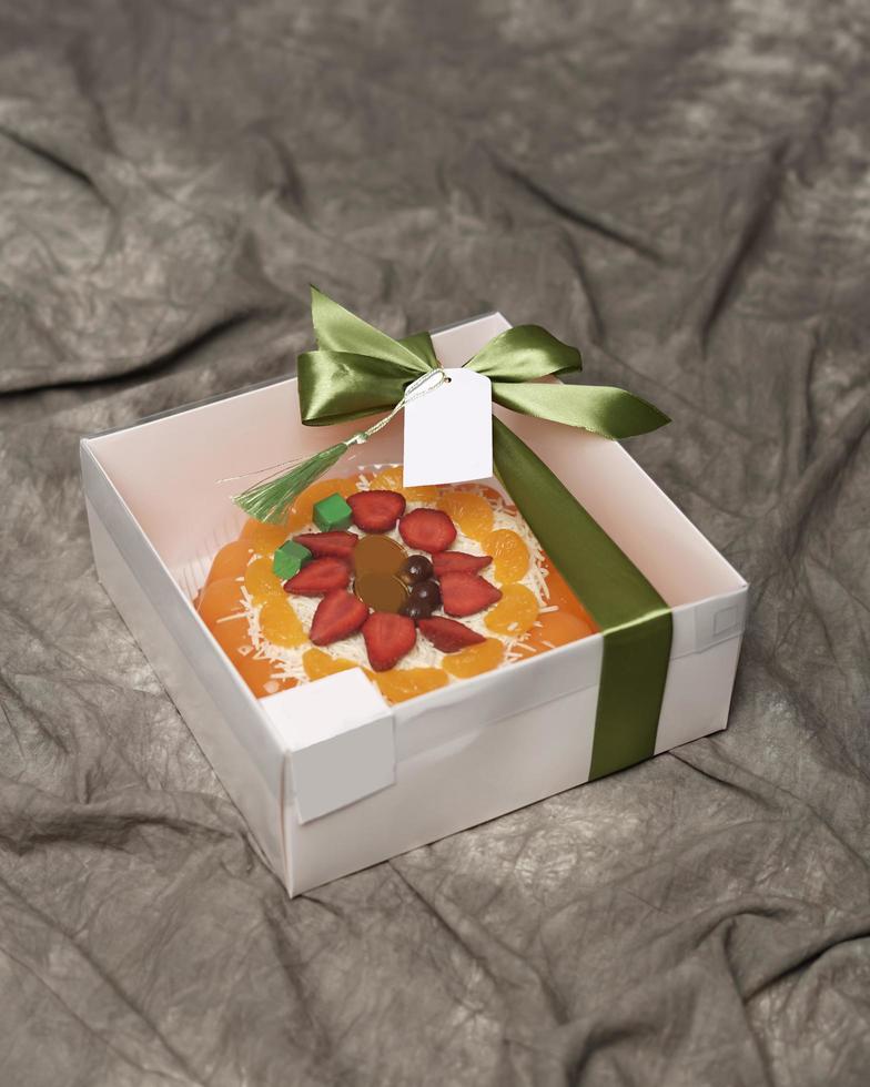 lebaran paquetes o cestas, generalmente distribuidos en el momento del eid. la caja de embalaje contiene un hermoso y atractivo pastel de gelatina. también adecuado para tartas de cumpleaños. saludos eid. desenfoque de enfoque foto