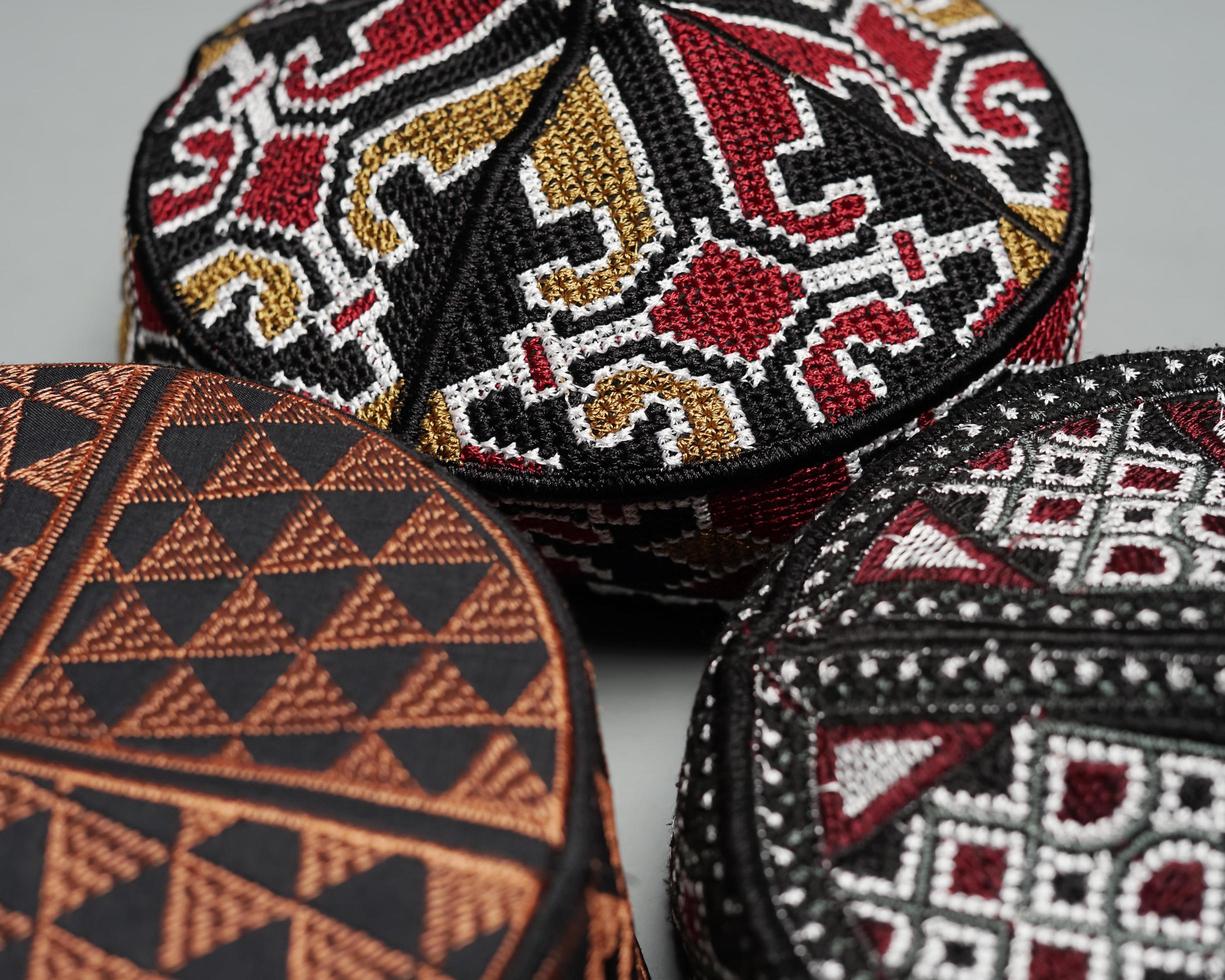 colección de sombreros kopiah o peci con una variedad de motivos de colores y formas. peci que generalmente se usa para hombres musulmanes mientras rezan en la mezquita. gorra islámica aislada sobre fondo blanco. Ied mubarok. foto