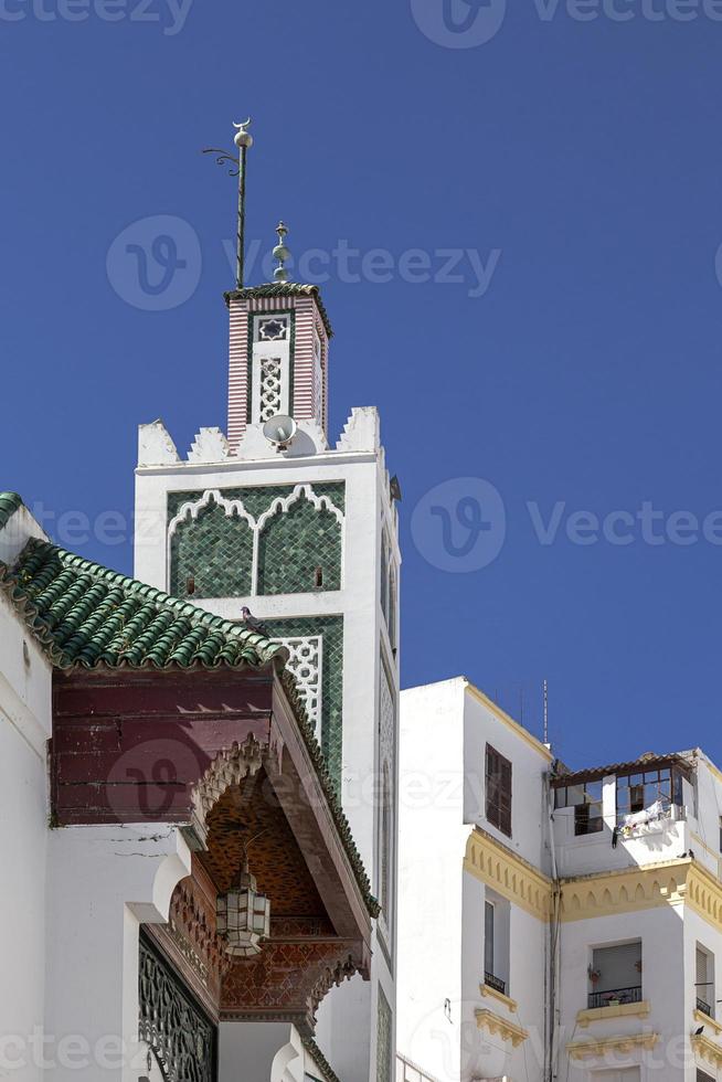 arquitectura árabe en la antigua medina. calles, puertas, ventanas, detalles foto