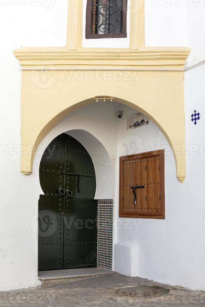 arquitectura árabe en la antigua medina. calles, puertas, ventanas, detalles foto