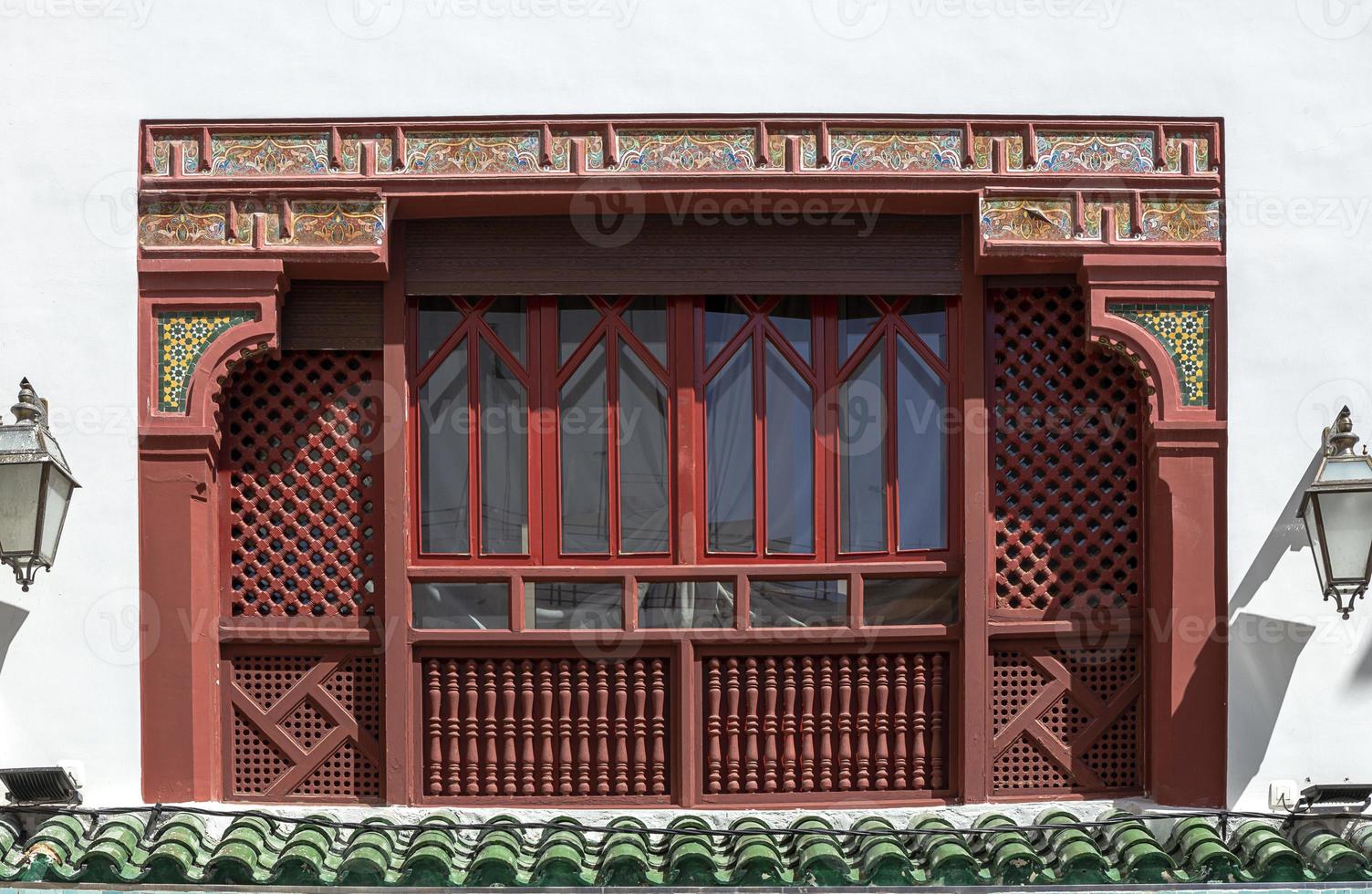 arquitectura árabe en la antigua medina. calles, puertas, ventanas, detalles foto