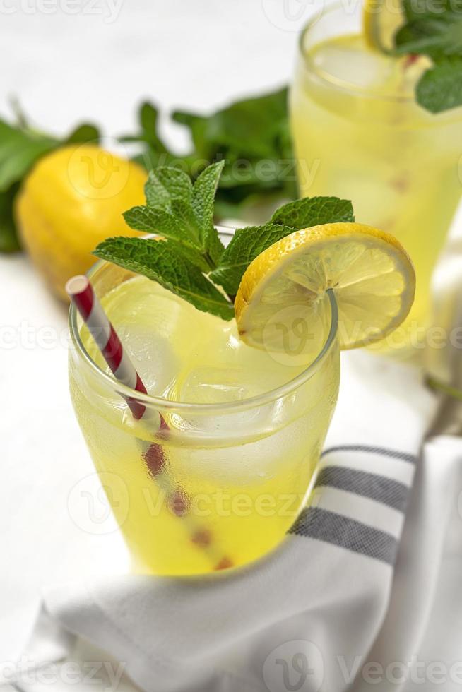 cóctel de limonada fresca o mojito con limón, menta y hielo foto