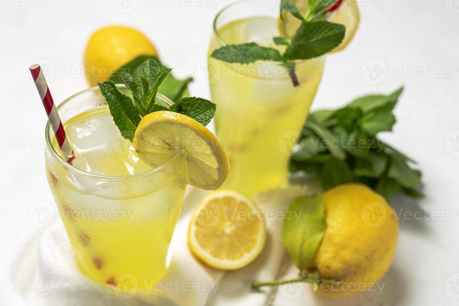 limonada fresca o cóctel mojito con limón, menta y hielo foto