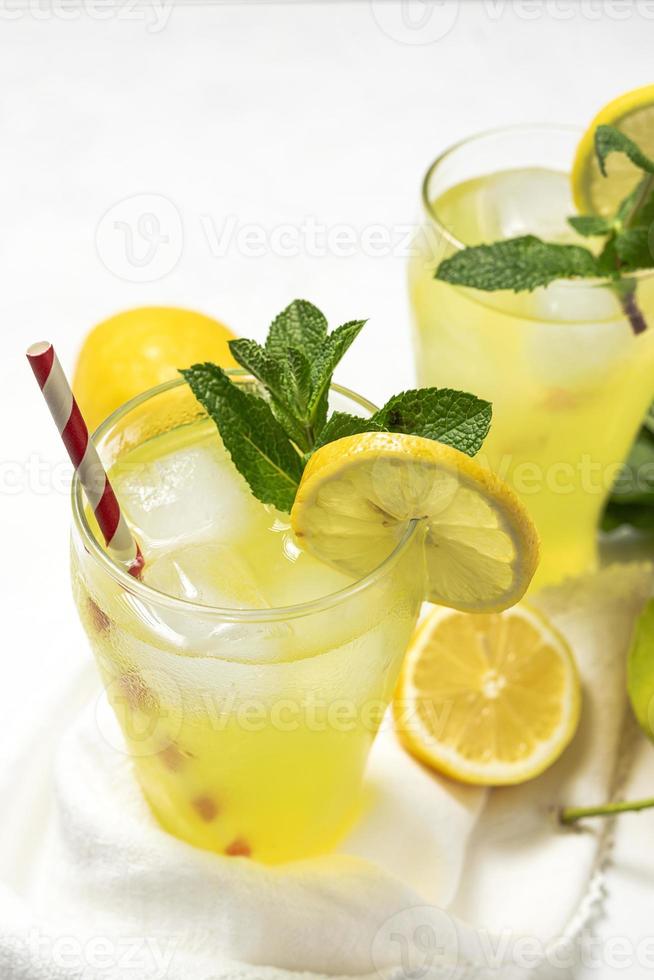 limonada fresca o cóctel mojito con limón, menta y hielo foto