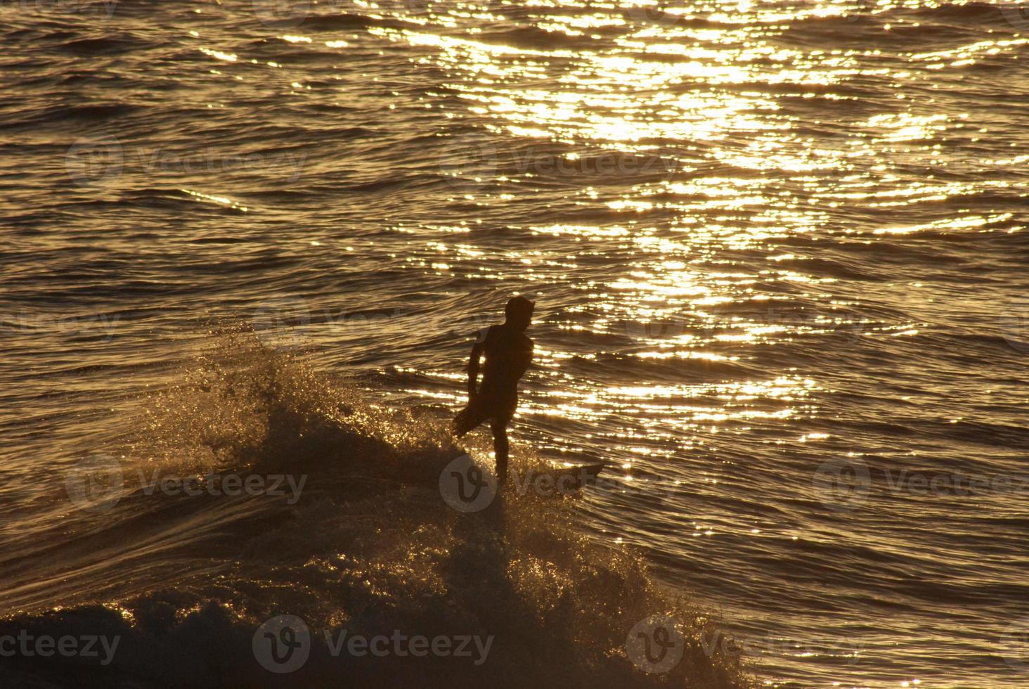 puesta de sol en la playa foto