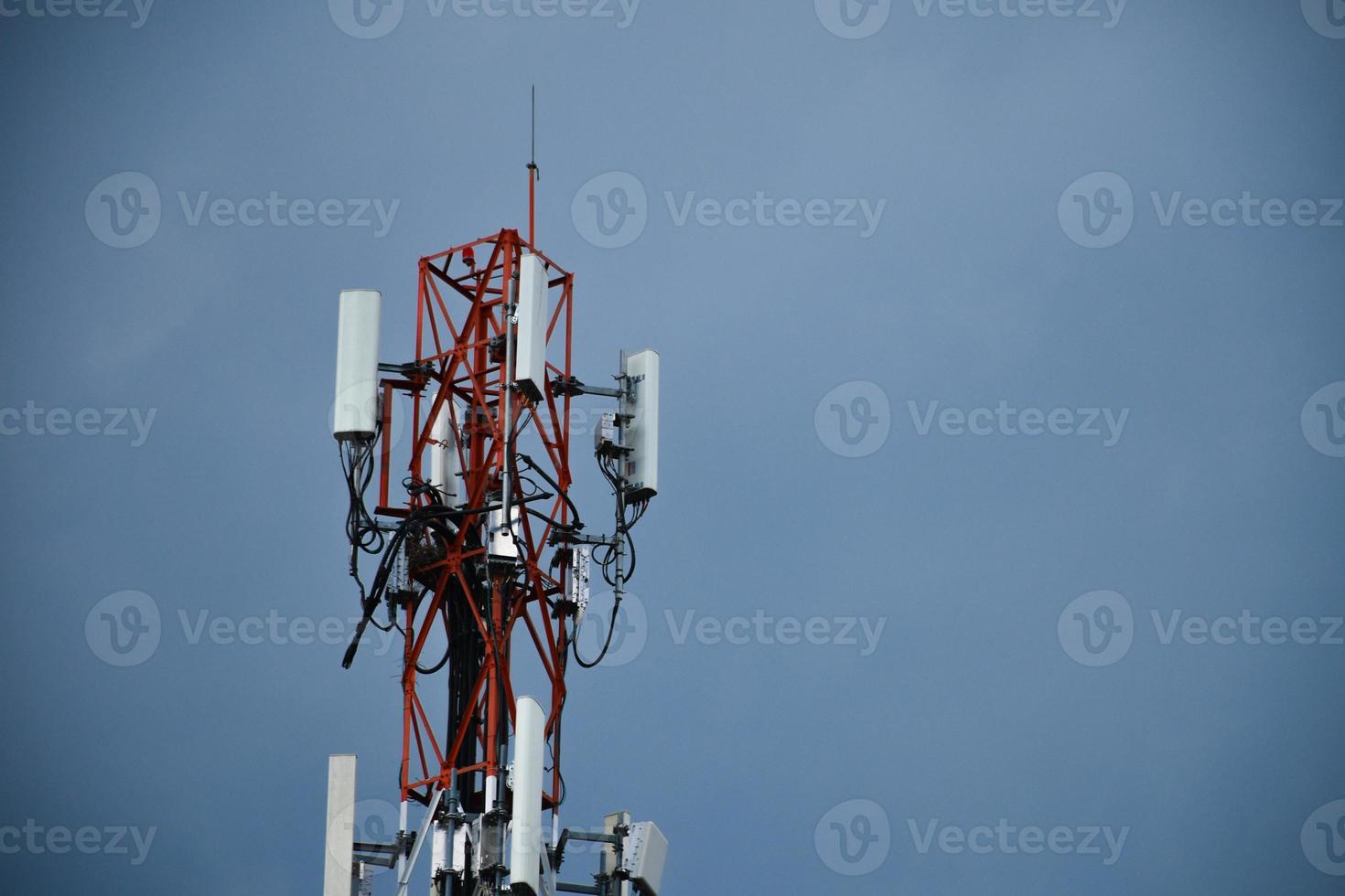 torre de telecomunicaciones de 4g y 5g celular. comunicación de transmisión de antena. estación base de señal de teléfono celular. foto