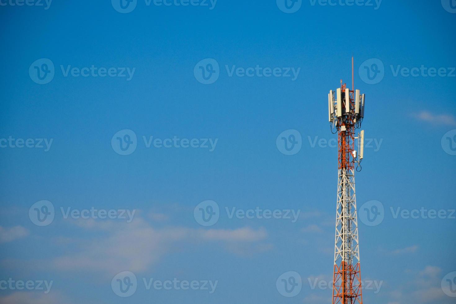 torre de telecomunicaciones de 4g y 5g celular. comunicación de transmisión de antena. estación base de señal de teléfono celular. foto