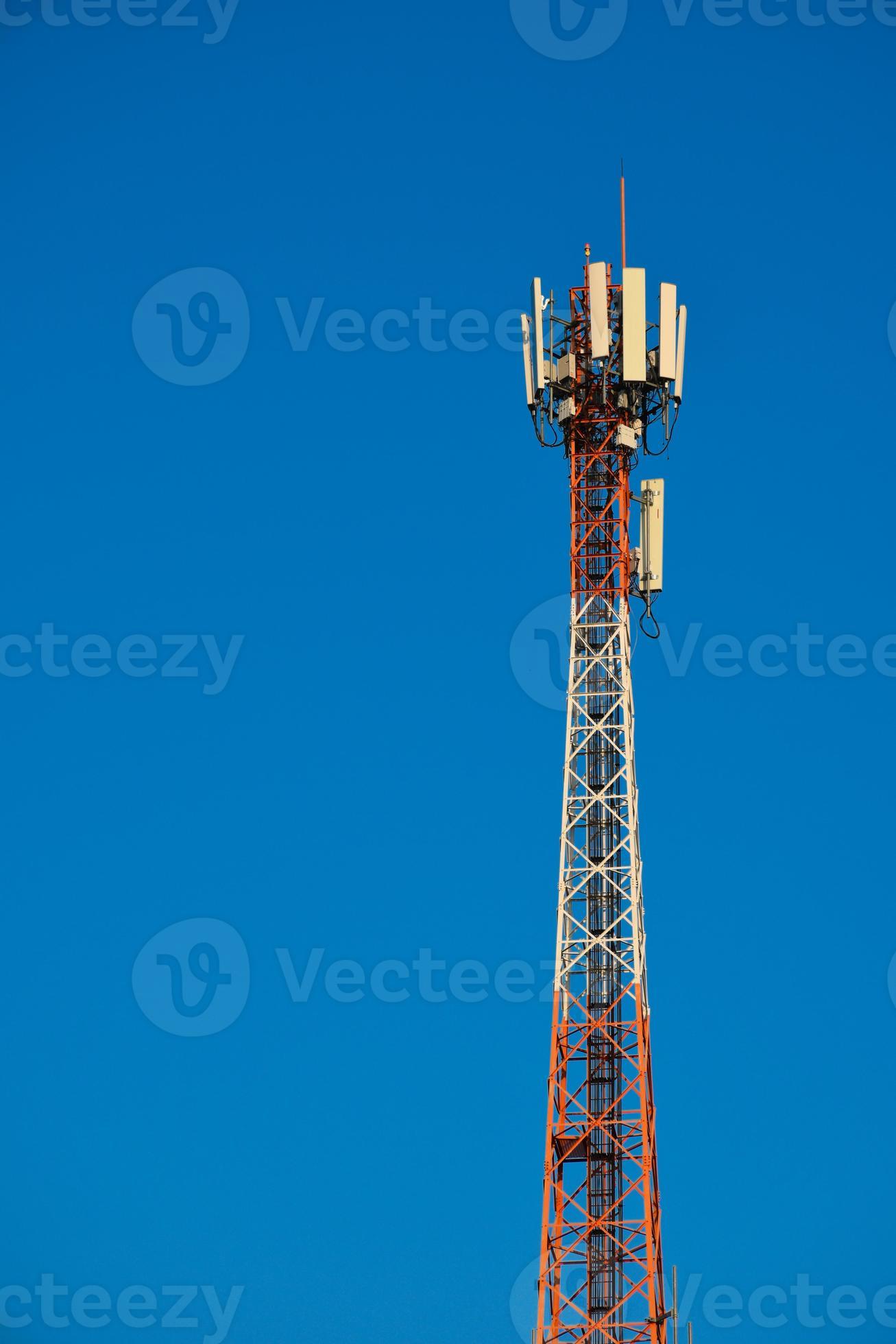 torre de telecomunicaciones de 4g y 5g celular. comunicación de transmisión  de antena. estación base de señal de teléfono celular. 7433156 Foto de  stock en Vecteezy