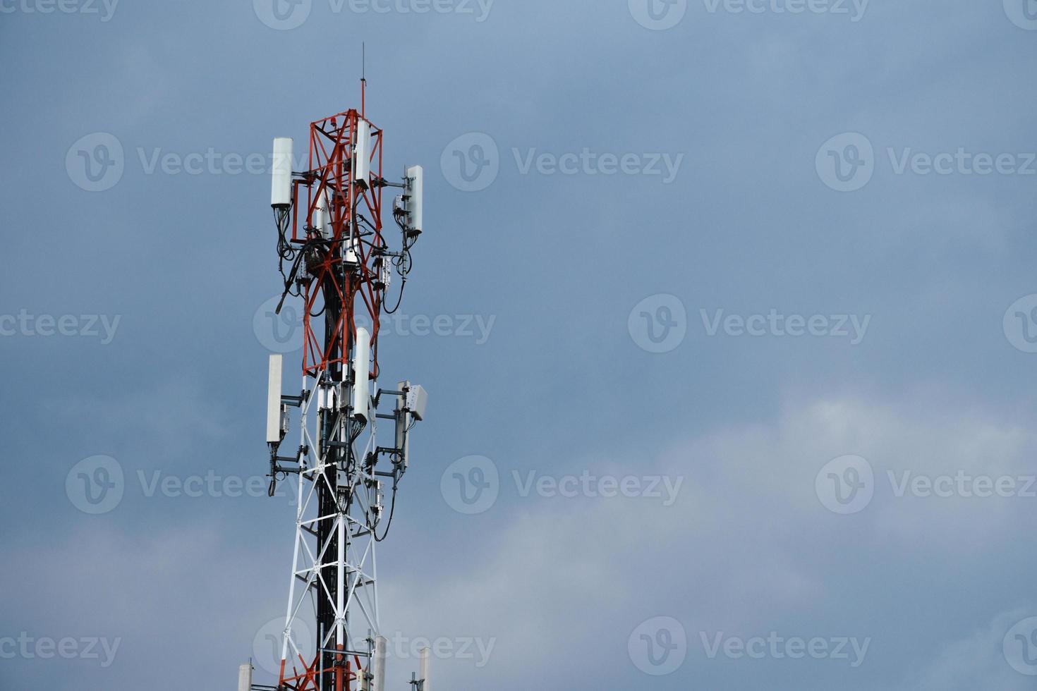 torre de telecomunicaciones de 4g y 5g celular. comunicación de transmisión de antena. estación base de señal de teléfono celular. foto