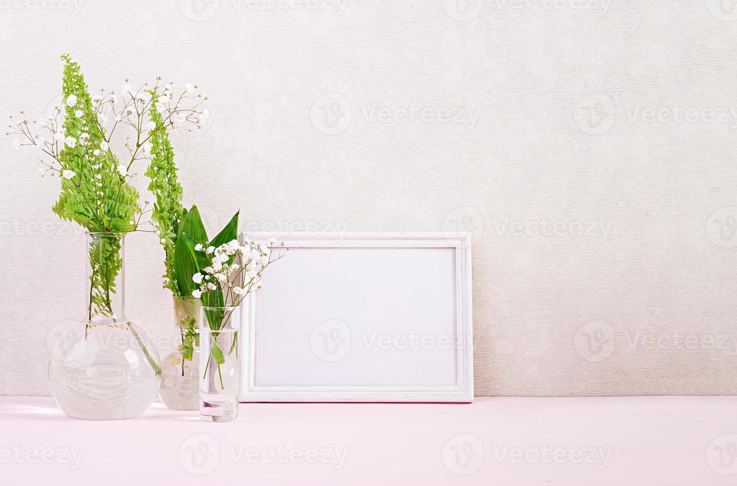 flores y plantas en matraz con marco. hermoso fondo de primavera con flores en jarrón. foto