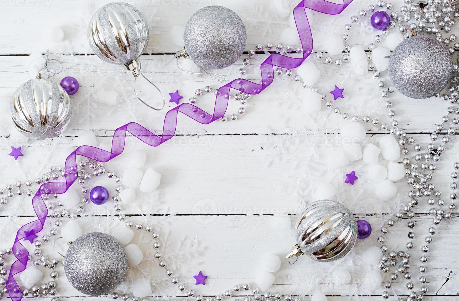 fondo blanco de madera de navidad de año nuevo con bolas y oropel foto