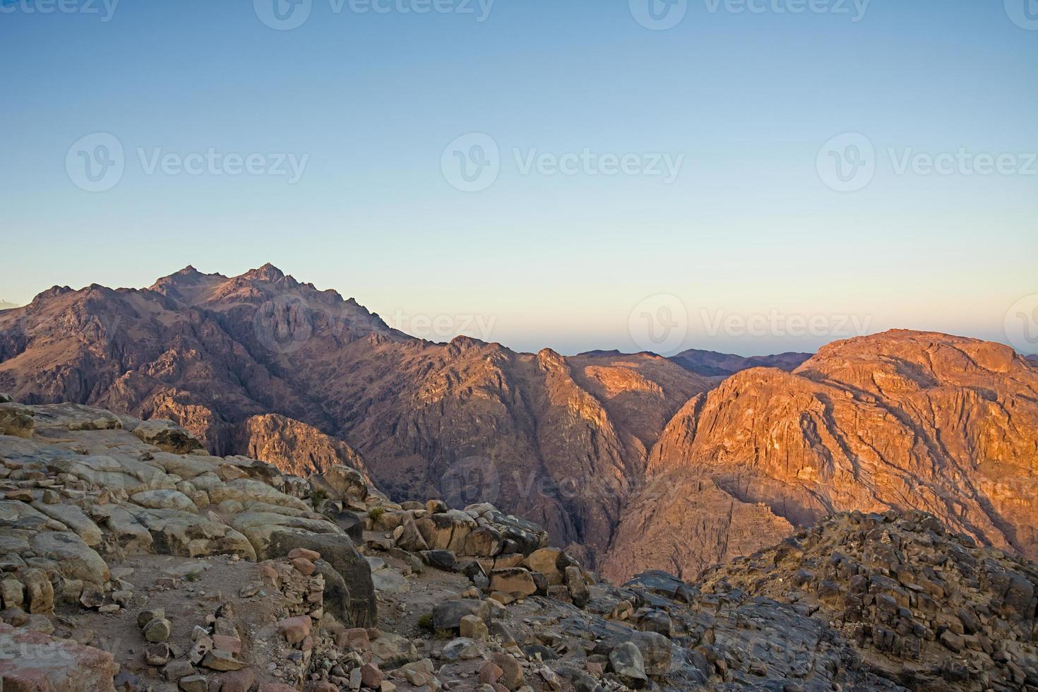 amanecer del desierto del monte moisés. fondo de naturaleza con cielo y rocas foto