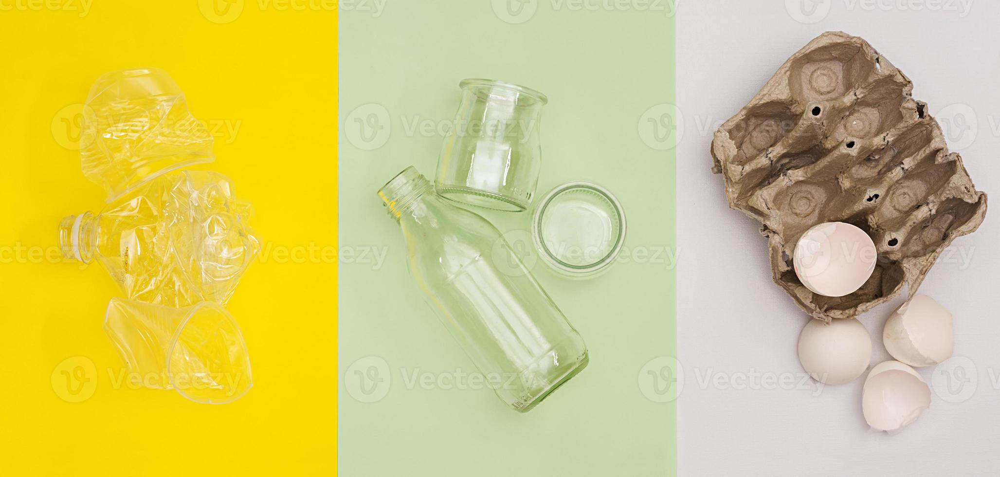 clasificación de los residuos domésticos para su reciclaje. concepto de reciclaje de basura. vista superior foto