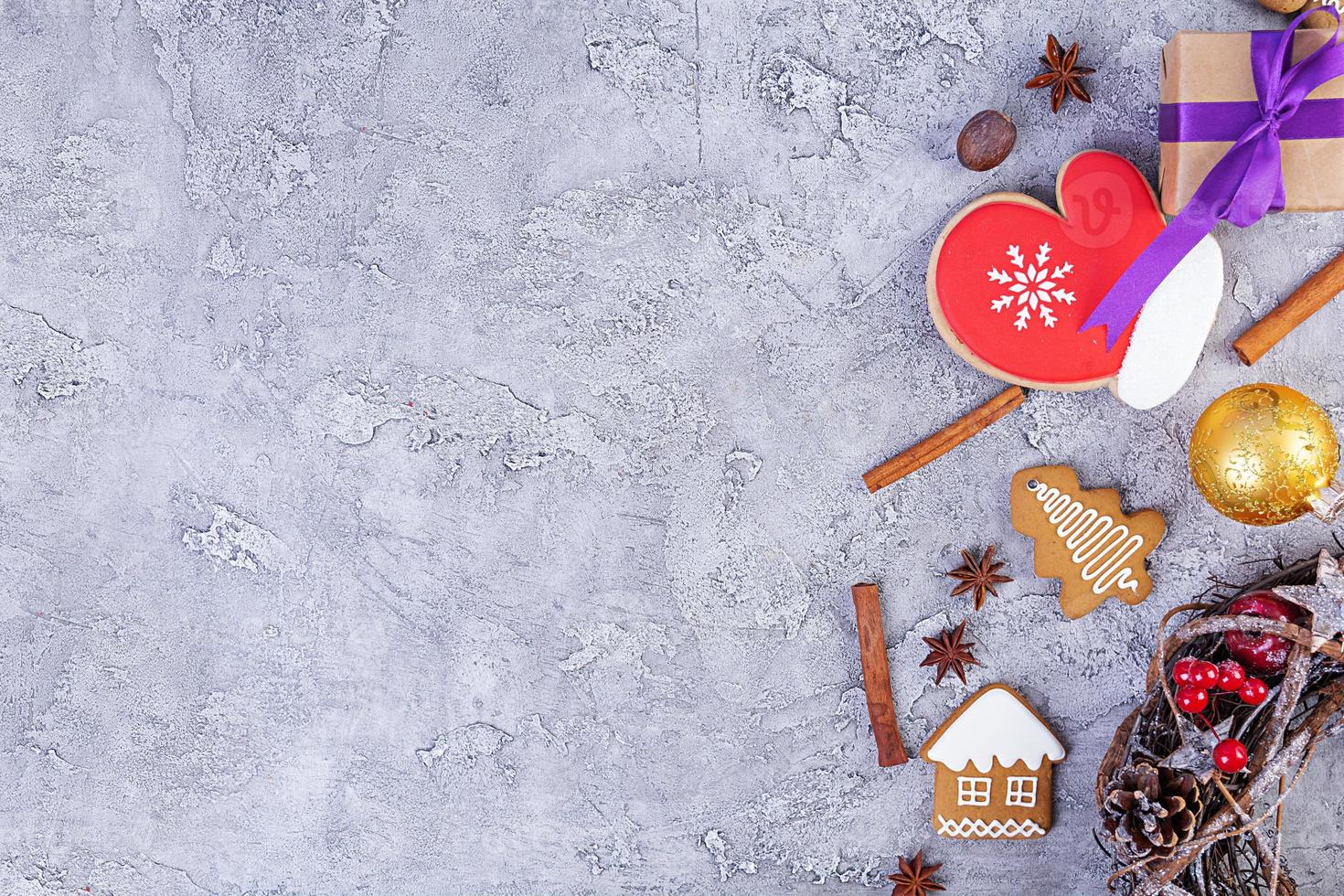 fondo de navidad. regalo de navidad, juguetes, galletas de jengibre, especias y decoraciones sobre fondo de madera. vista superior foto