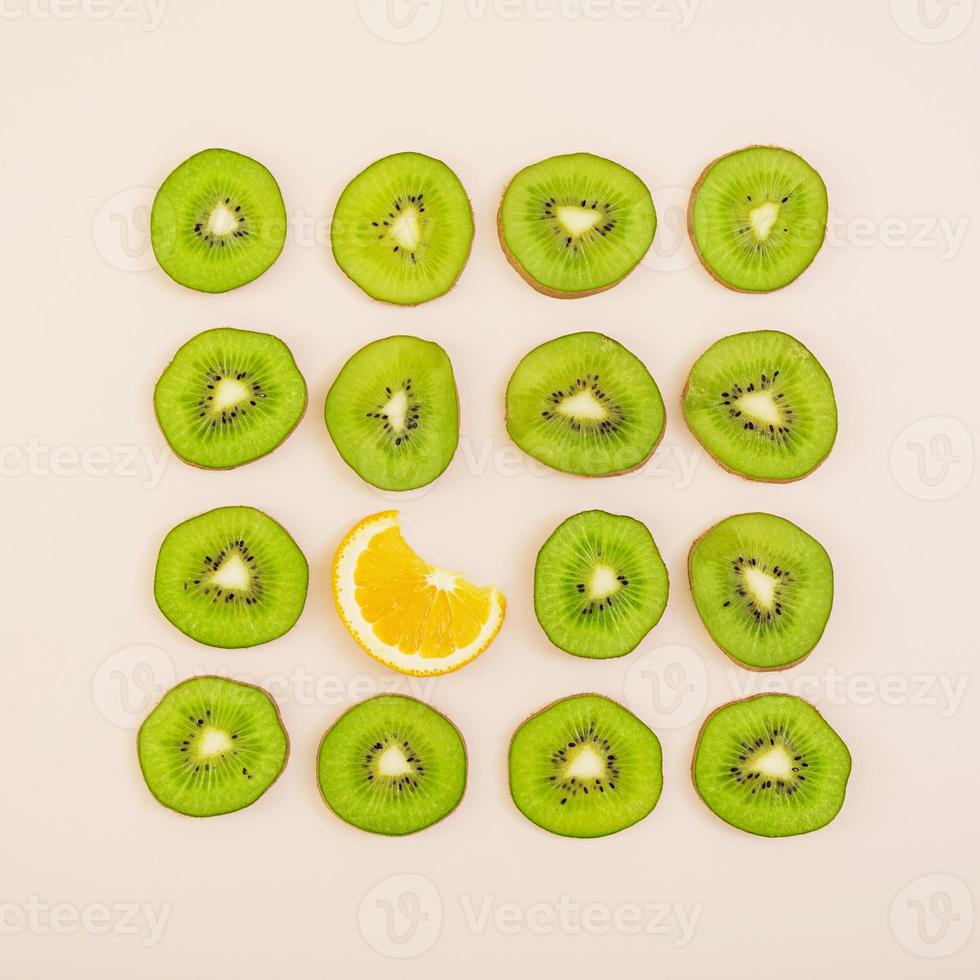 fruta en rodajas figura geométrica de frutas. vista superior foto