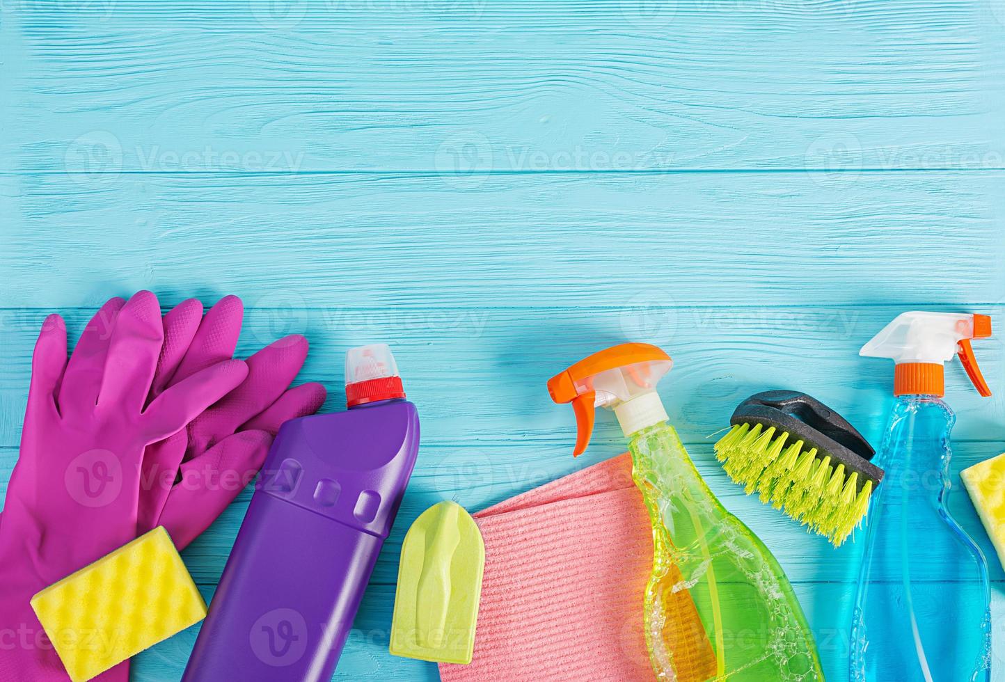 concepto de servicio de limpieza. colorido juego de limpieza para diferentes superficies en la cocina, el baño y otras habitaciones. vista superior foto