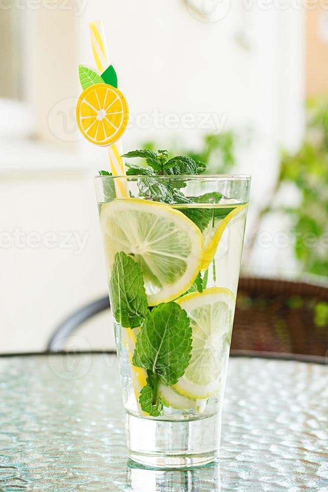 refrescante cóctel de mojito con limón y menta. foto