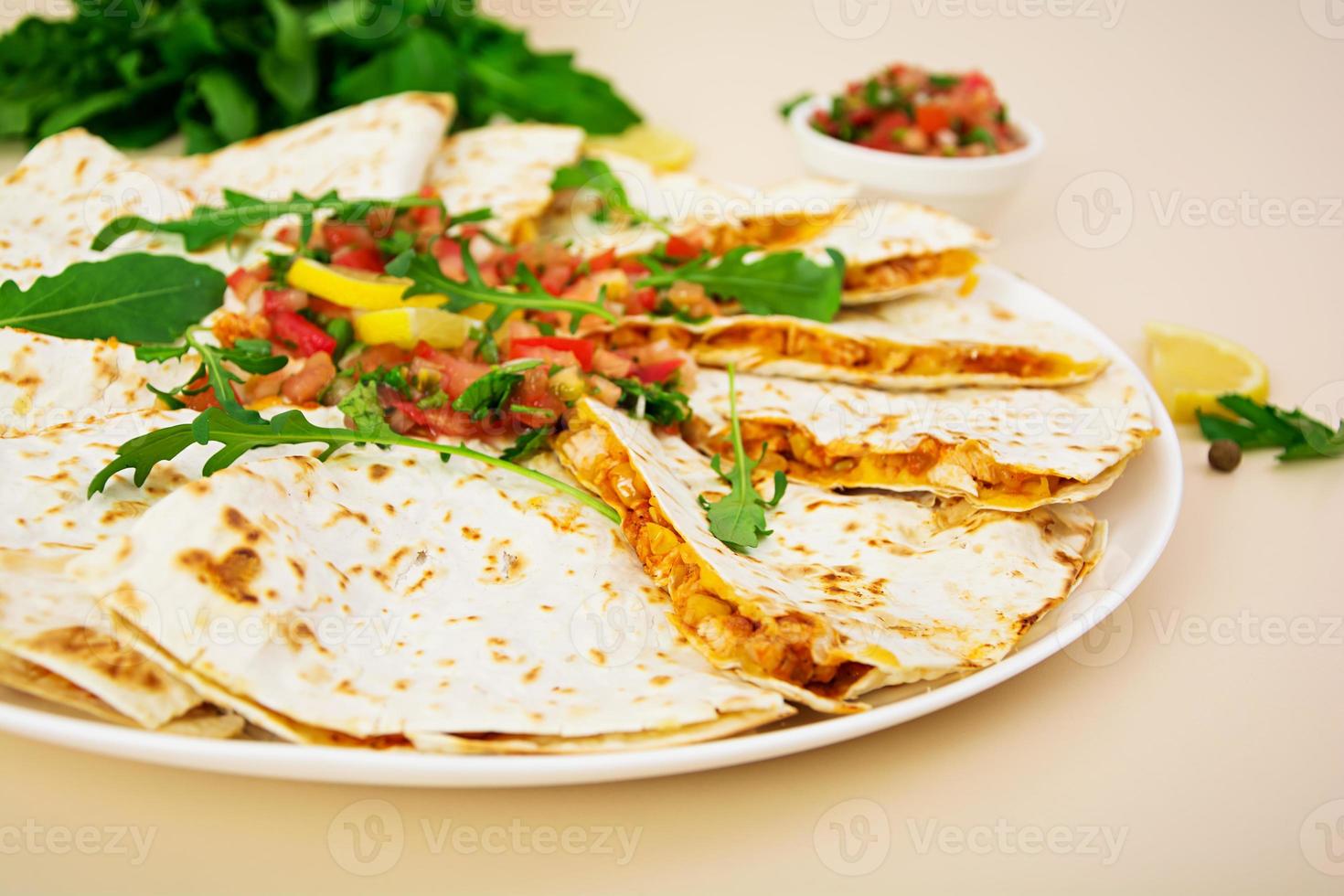 quesadilla de pollo y choclo con salsa foto