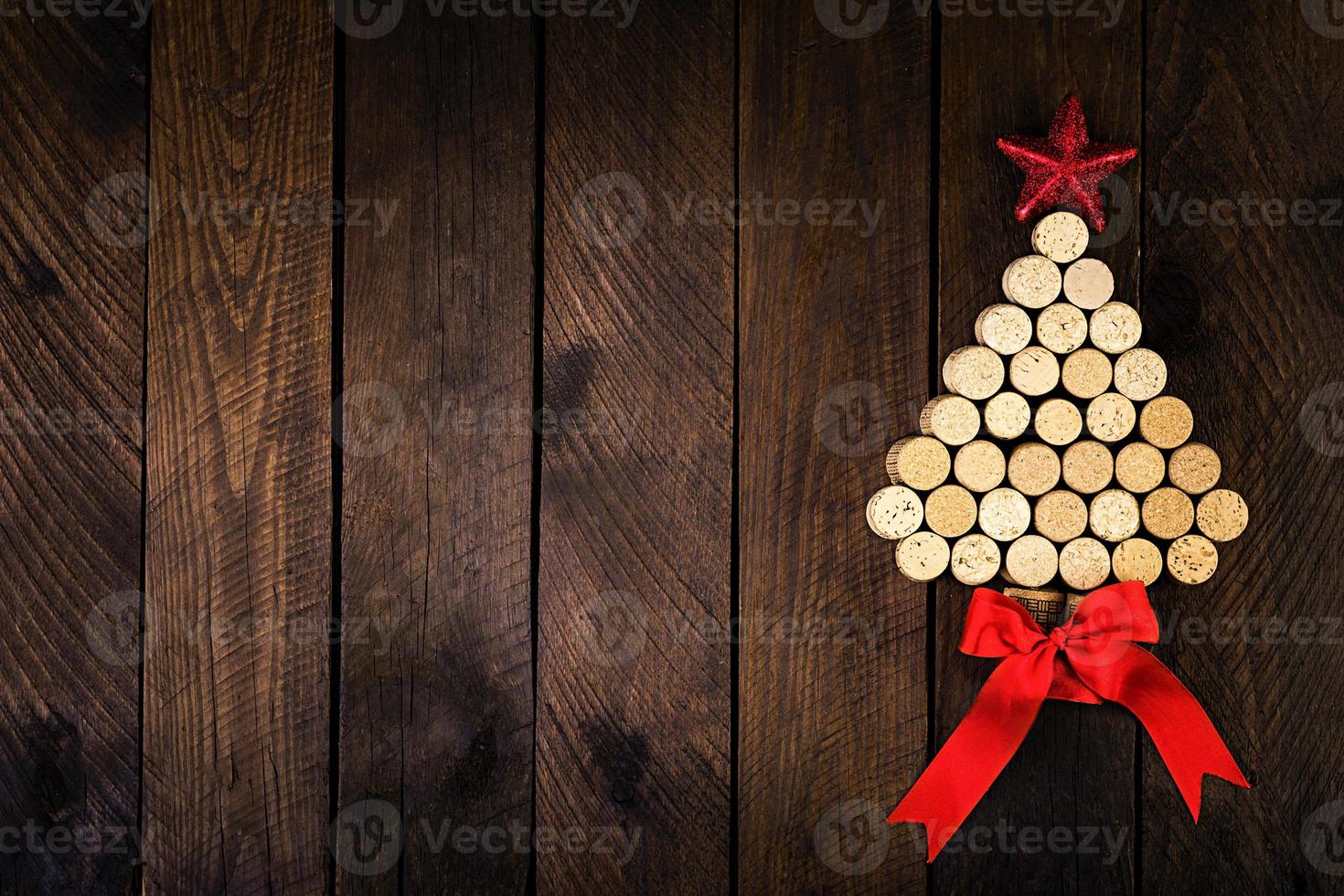 árbol de navidad hecho de corchos de vino sobre fondo de madera. postal de maqueta con árbol de navidad y espacio de copia para texto. vista superior. foto