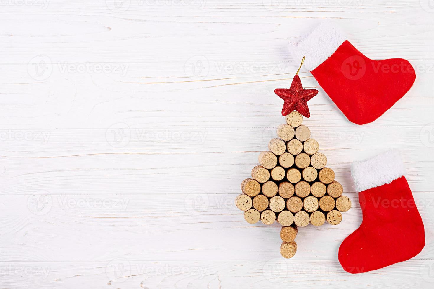 árbol de navidad hecho de corchos de vino sobre fondo blanco. postal de maqueta con árbol de navidad y espacio de copia para texto. vista superior. foto