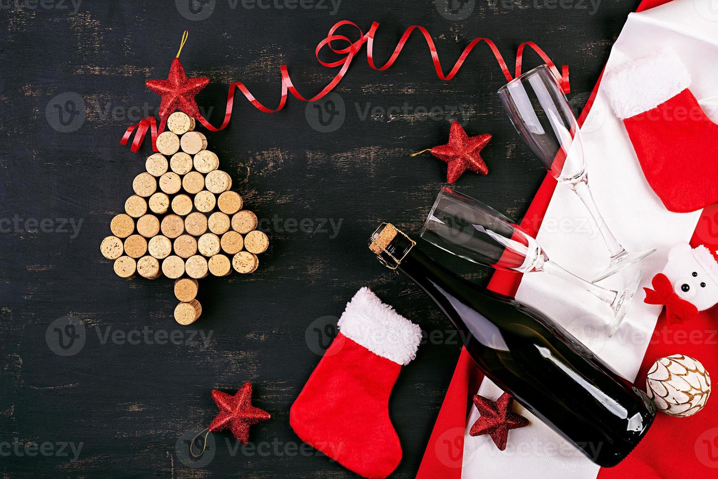 decoración de año nuevo con árbol de navidad hecho de corchos de vino y botella de champán. fondo de navidad. vista superior. foto