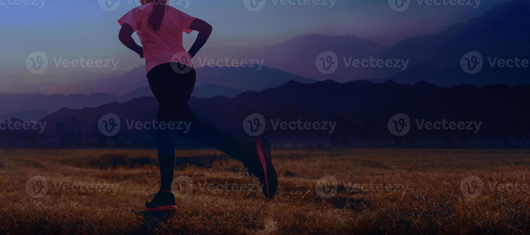 una joven asiática está corriendo y haciendo ejercicio al aire libre en el campo por la mañana para tener un estilo de vida saludable. foto