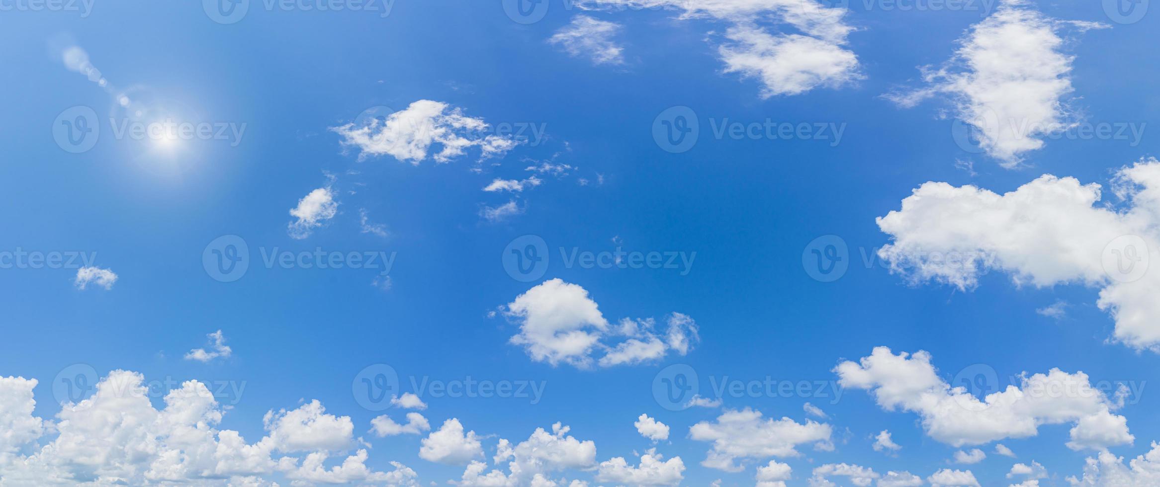 hermoso panorama cielo azul y nubes con fondo natural de luz del día. foto